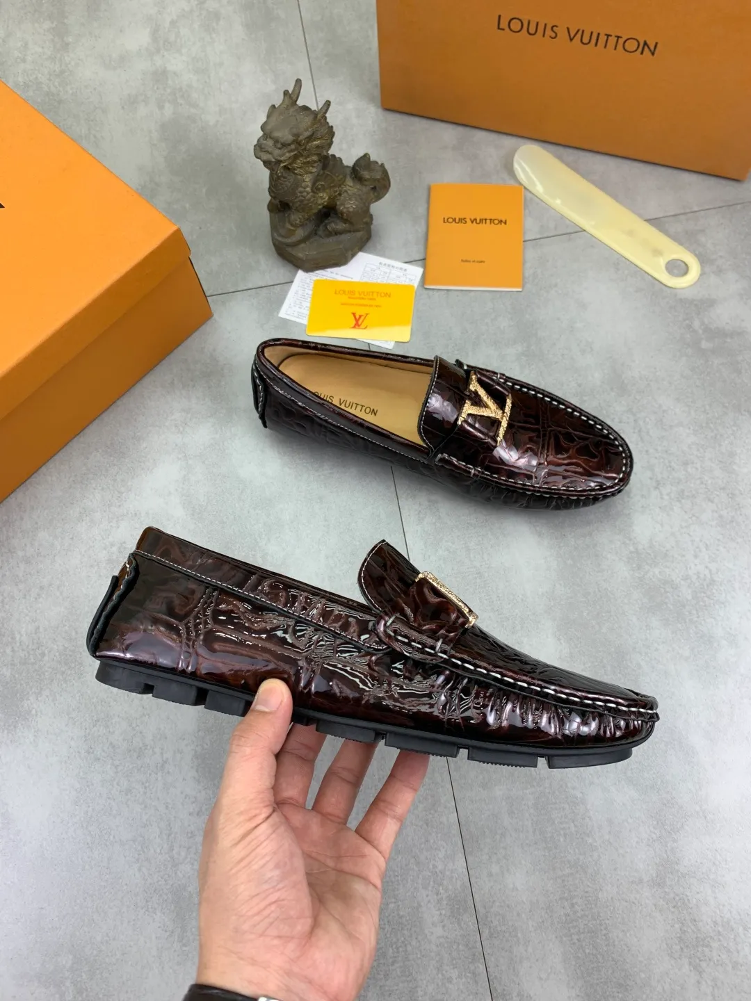 Men's men's shoes 💰P360💰【New style】🆘 🔥🆕【Louis Vuitton】LV Hong Kong high-quality beanie shoes. Loaf style for lazy people. This fabric is made of 🇮🇹 imported Italian first-layer cowhide➕full first-layer pigskin lining. The lining is more high-end. The original non-slip and wear-resistant rubber outsole is the only choice for driving. Size: 38-45. 4️⃣colors available.